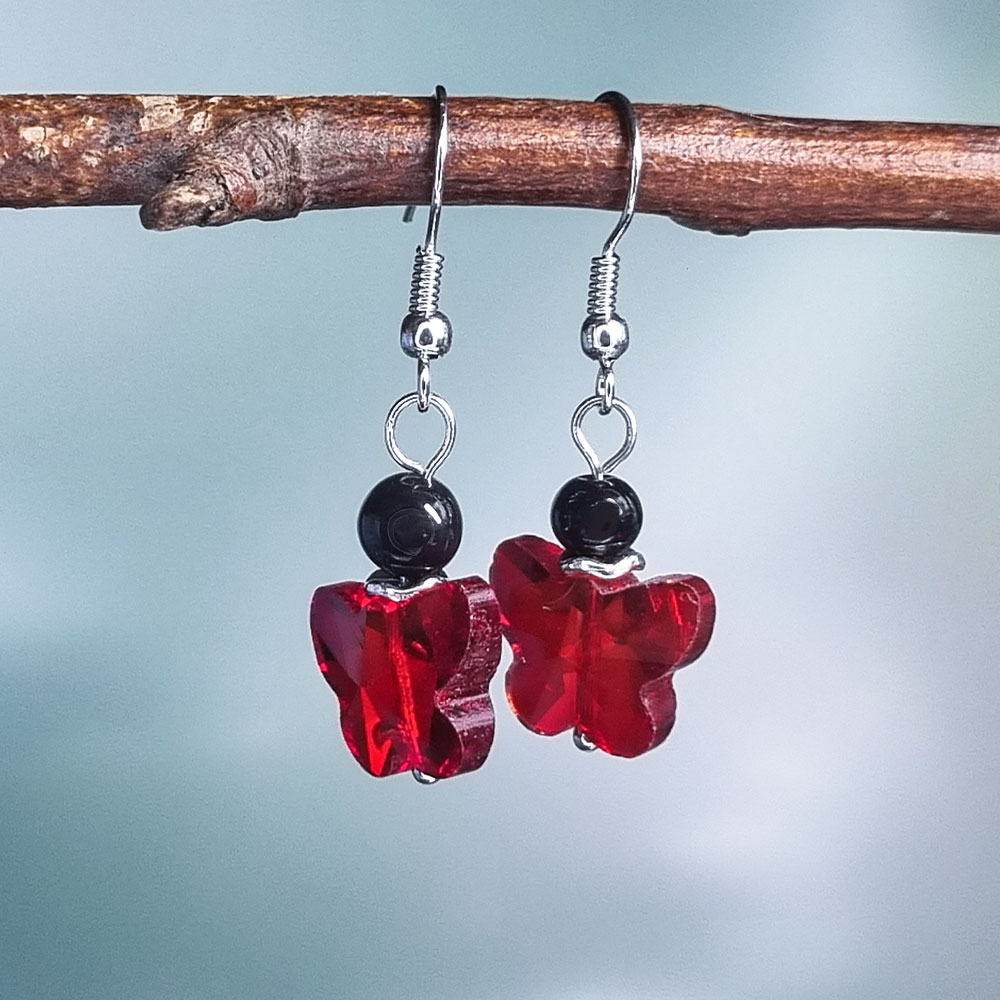 Juodo agato auskarai su raudonu drugelio formos kristalu