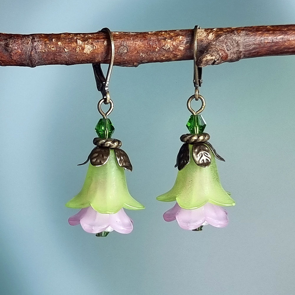 Žalios ir violetinės spalvos gėlyčių auskarai varpeliai