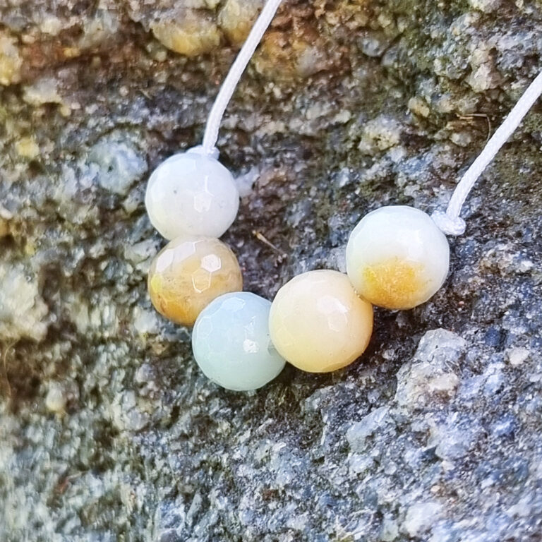 Amazonito briaunotų akmenukų pakabukas Mergelei